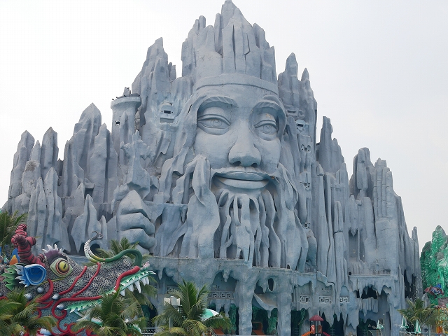 【魔境】ベトナム・ホーチミンのカオスすぎるテーマパーク「スイティエン公園」見どころを徹底解説
