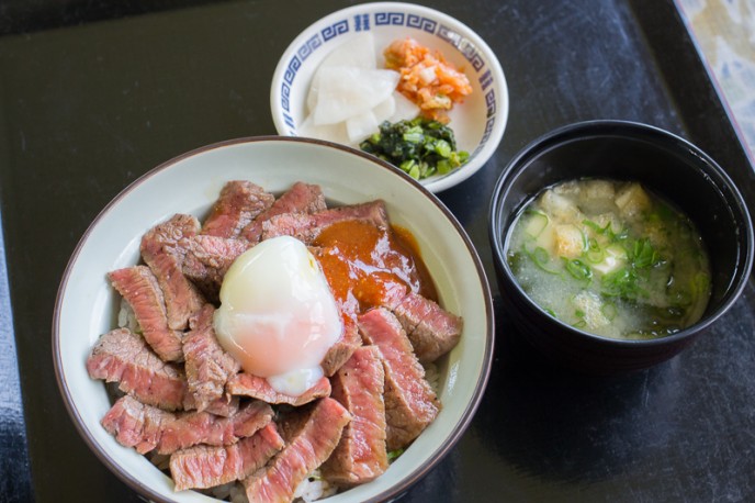 「気まぐれあか牛丼」1,500円。みそ汁付き。
