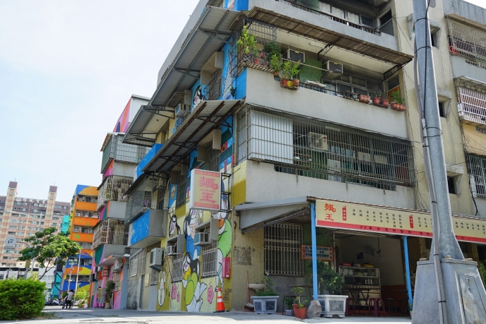 ペイントアートのすぐ横の飲食店では、お客さんたちが麺料理を味わう。
