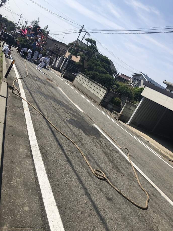 何メートルもある綱。これを引きます