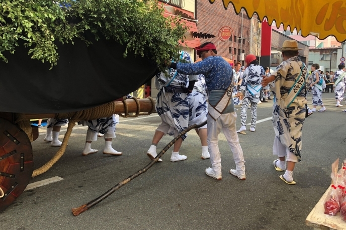 方向転換は、長い木の棒で。先がつぶれてささくれ立っています