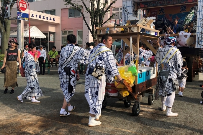 熱中症対策もかねて、曳山の後ろには必ず飲み物などの仕出し用の車が走ります。