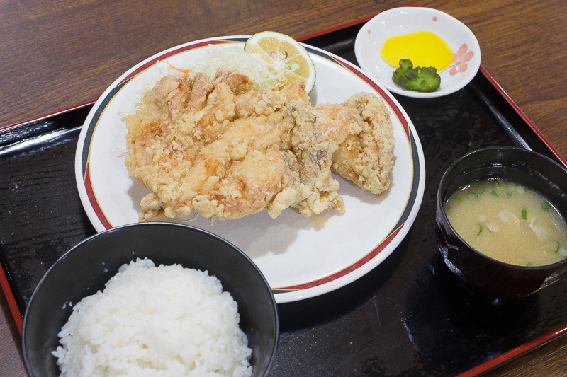 からあげ定食(はね)720円。