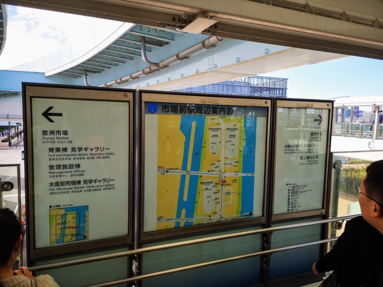 改札を出た先にある案内板