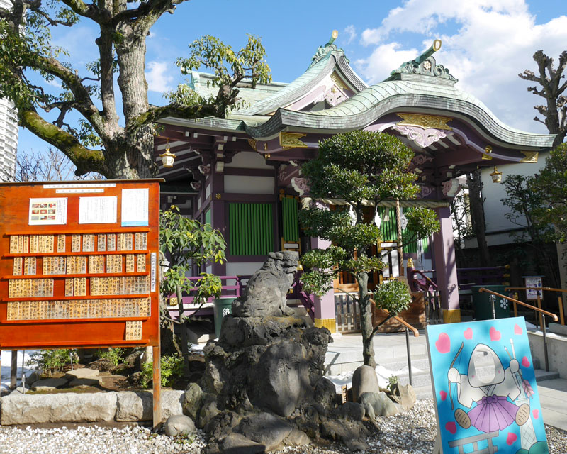 青空と高木神社の社殿(撮影時期・2月)