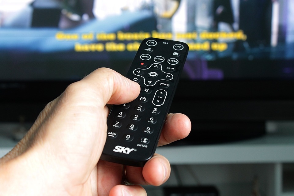 おすすめの汎用テレビリモコン9選 設定が簡単なのはどれ Boatマガジン 家電からwebサイトまで 今の商品を 知る メディア