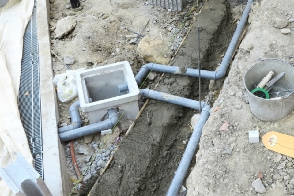 洗濯機の排水ホースを取り付けよう 排水ホースを取り付ける方法や費用は Boatマガジン 家電からwebサイトまで 今の商品を 知る メディア