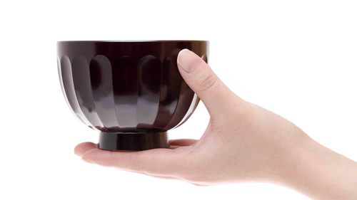 お茶碗を持つ