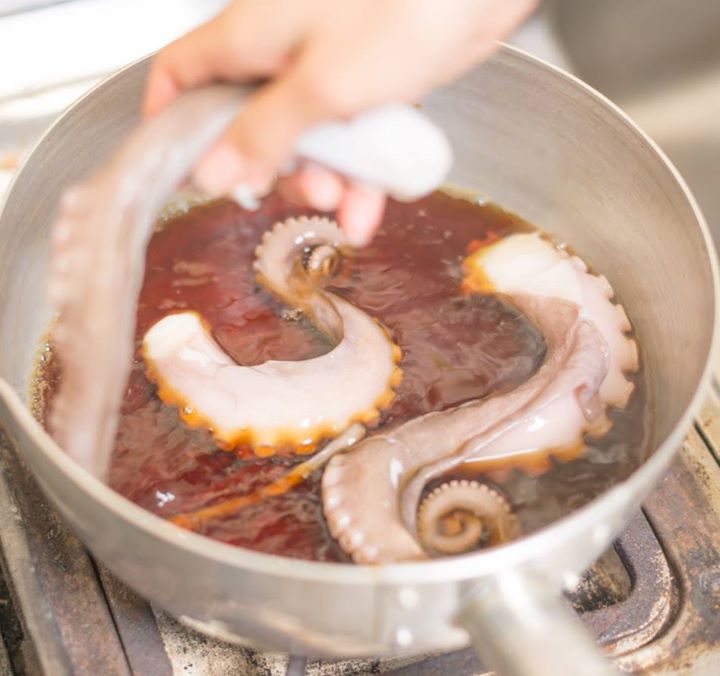炭酸水がポイント 銀座のお寿司屋さんに学ぶ たこのやわらか煮 のレシピ