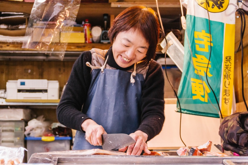 鮭を捌きながら質問に答えてくれるしゃけこさん。
