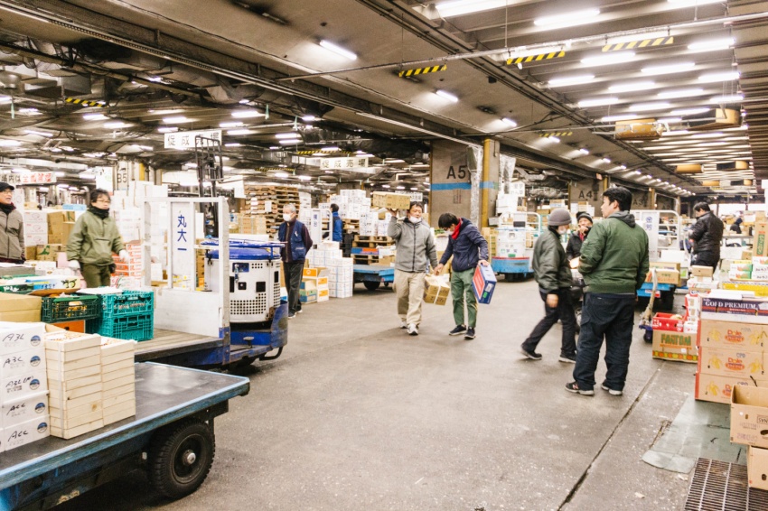 青果の仲卸売業者売場をぬけて...