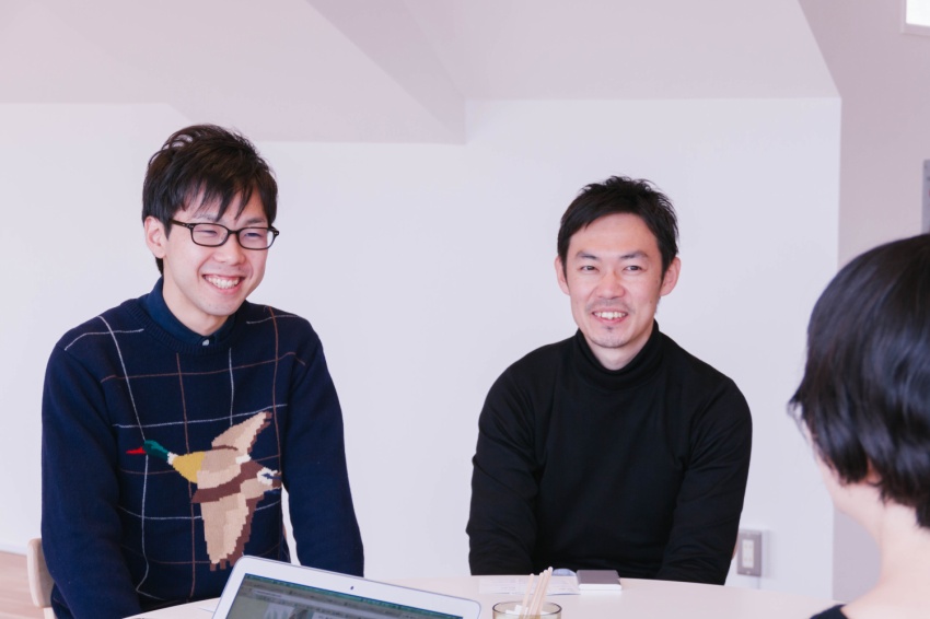 テクノロジーグループの濱崎さん・デザイングループの佐藤さん。