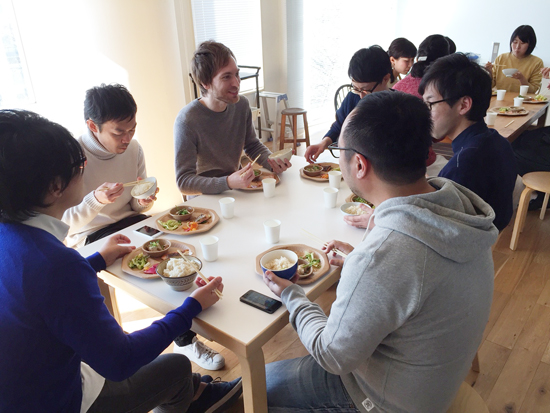 週に1度の社員食堂。男性社員で集まって食べることも。