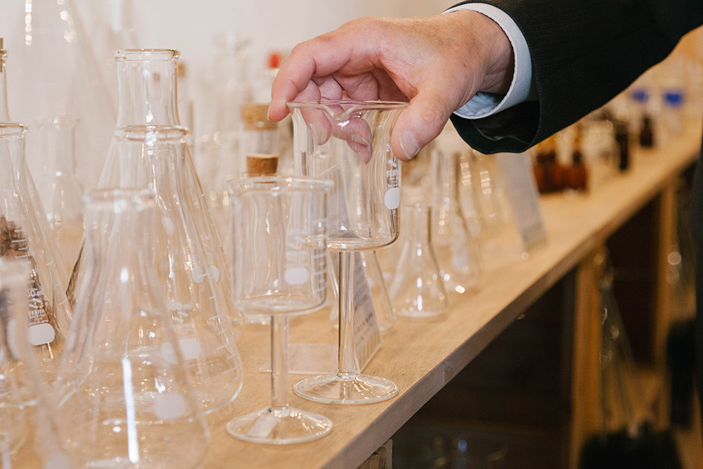 理系男子の心をくすぐる 実験用ガラス器具のインテリア活用術を教えてもらいました