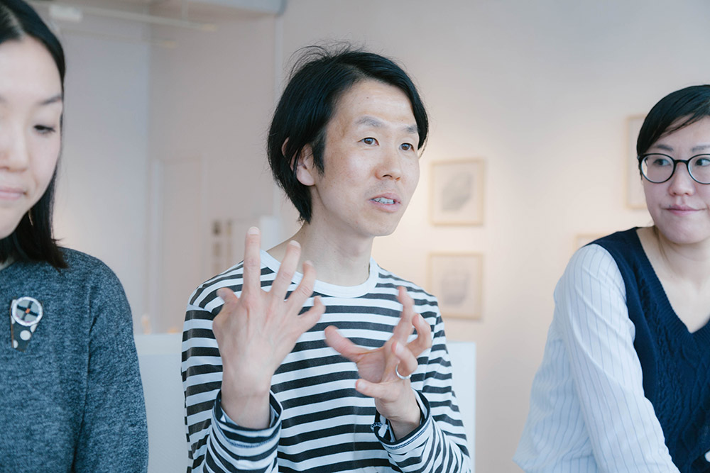 テーブルウェアや生活雑貨のデザインを担当している福島 仁さん。