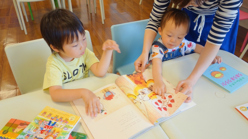 大きな絵本なので兄弟で一緒に読んでも◎
