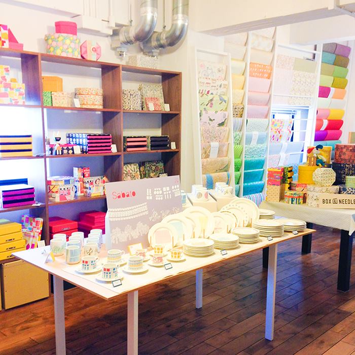 デスクがほっこり空間に 19世紀のデザイナー ウィリアム モリス の花柄ペーパーボックス