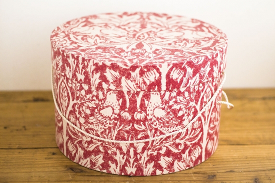 デスクがほっこり空間に 19世紀のデザイナー ウィリアム モリス の花柄ペーパーボックス