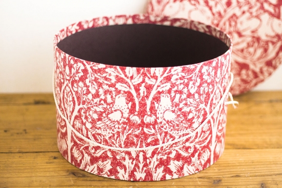 デスクがほっこり空間に 19世紀のデザイナー ウィリアム モリス の花柄ペーパーボックス