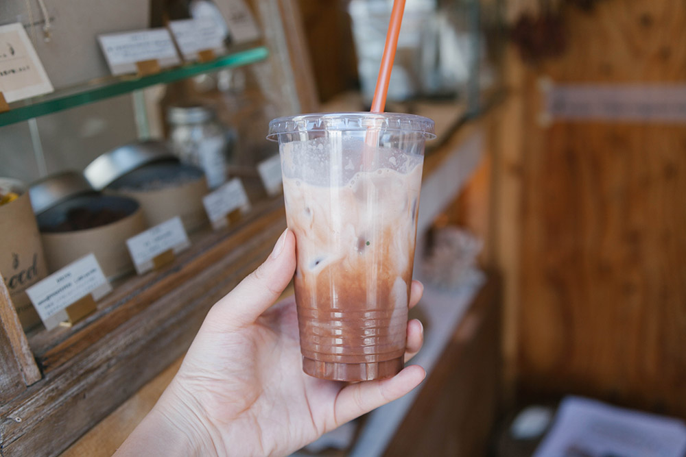 店頭では「カカオ」や「」などドリンクメニューも販売している。
