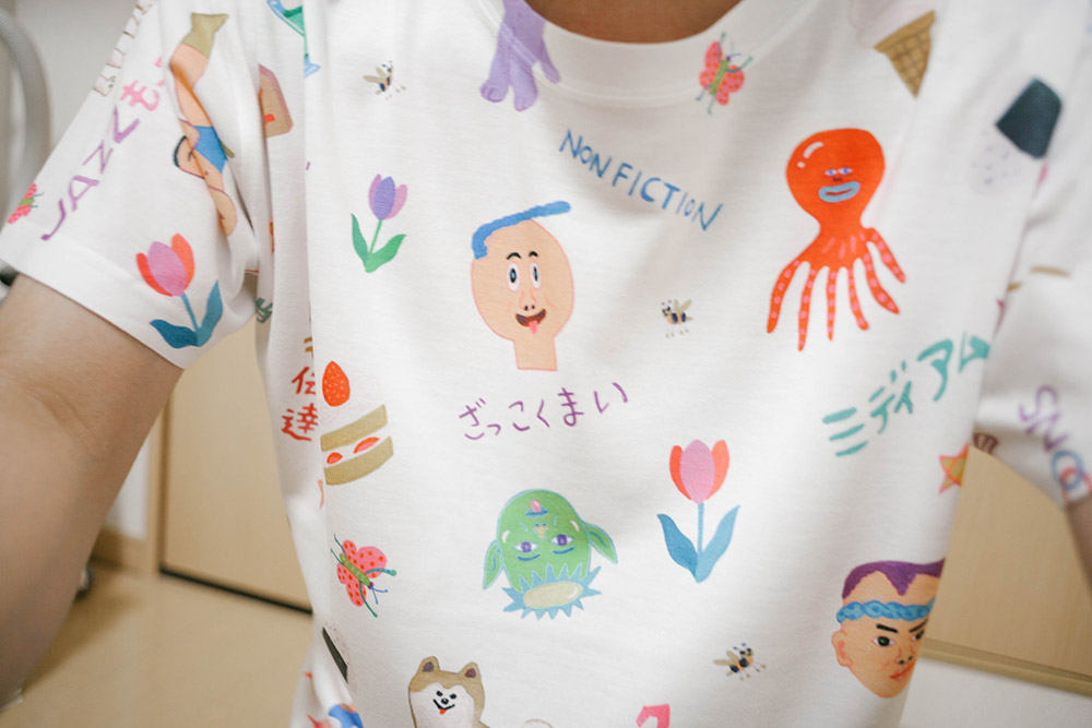 「ざっこくまい」と書かれたTシャツはこちらでお買い求めいただけます。