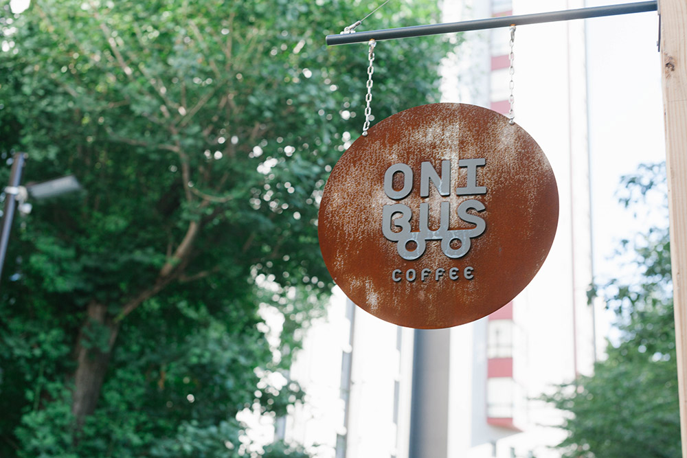 「ONIBUS」とはポルトガル語で“公共バス”の意味。バス停からバス停へと人を繋いでいく日常。 そんなバスのように人と人を繋ぐという思いを込めて、