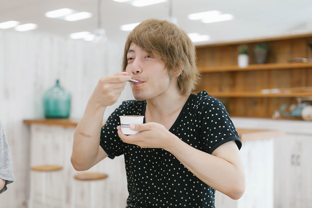 ではチョコレートアイス、いただきます!ぱくり。
