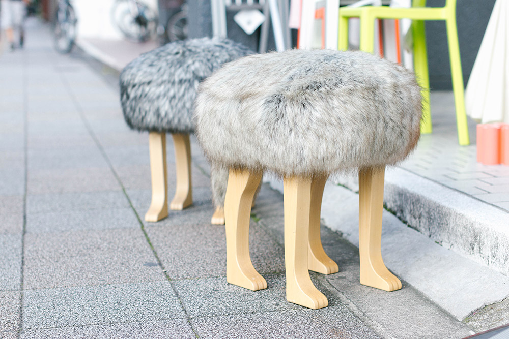 店頭には足の生えたスツール