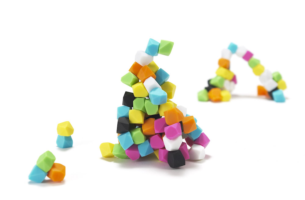 お菓子みたいな色をした小さな石の正体は...?