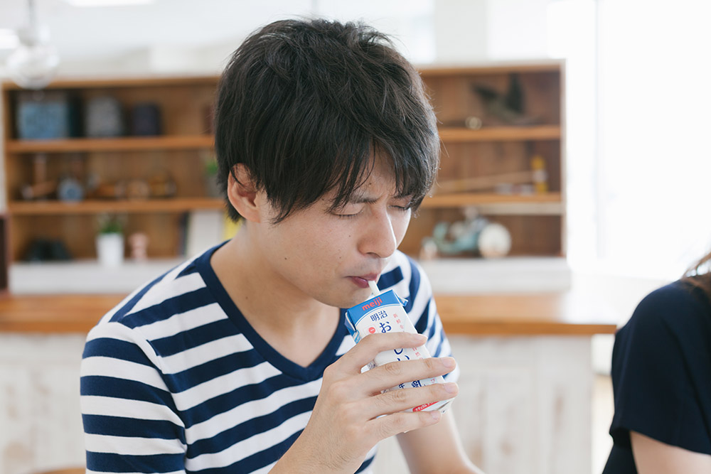 辛いものに効くとされている牛乳でなんとか流し込む。