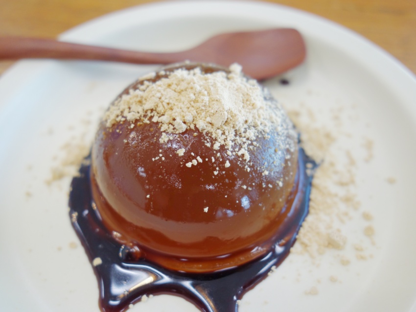 さっそく、付属のきな粉と黒蜜をトッピング!