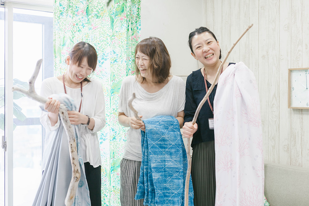 流木を持って記念写真!