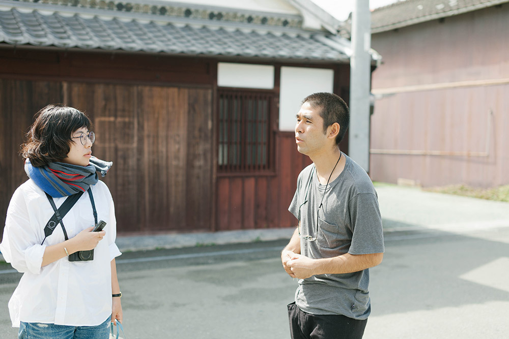 右が白水さん。このあたり一帯が町並み保存の対象になっています。
