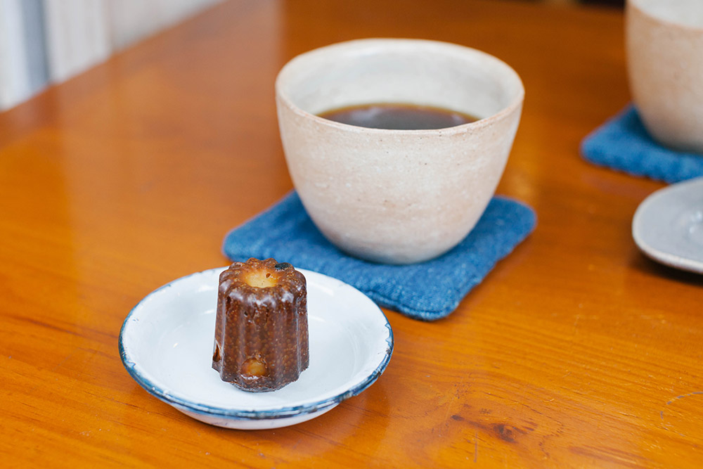 淹れたてのコーヒーとカヌレが登場...!