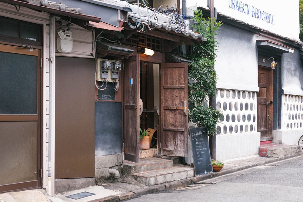 趣ある建物は100年以上前に建てられた旅館を改装したものなんだとか。