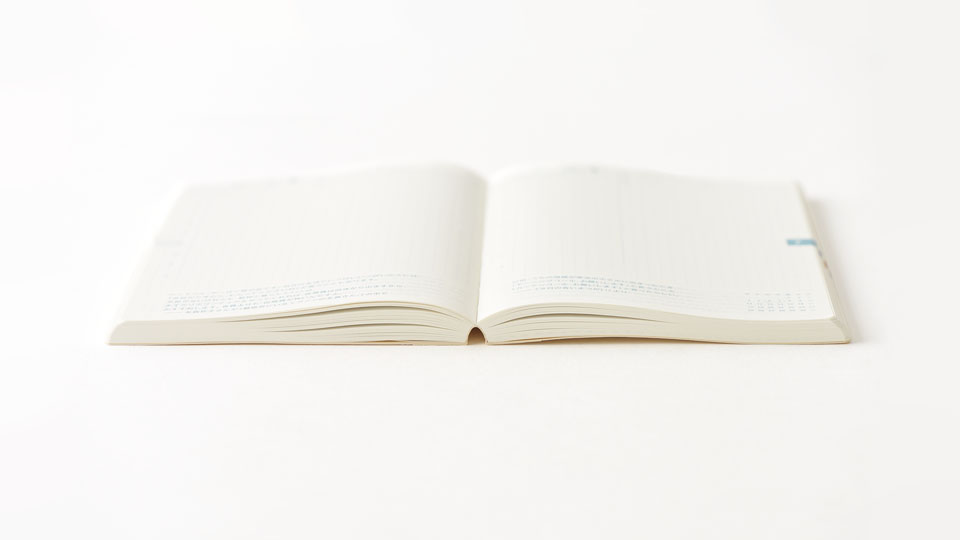 どのページでも180度パタンと開く (「ほぼ日手帳 2017」より引用)