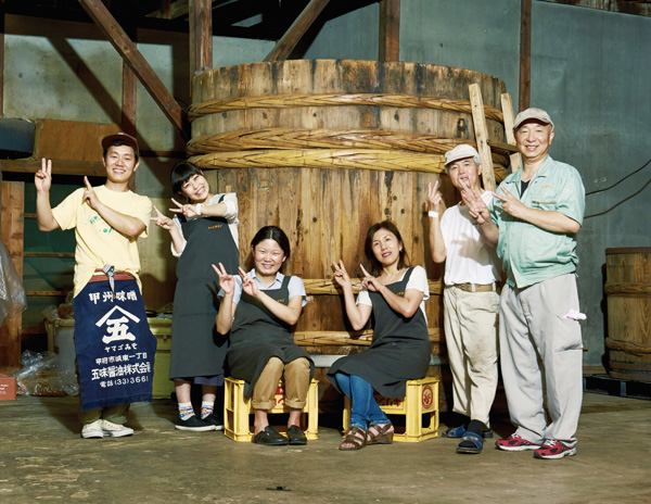 お父さんお母さん、兄の仁さんに洋子さん。職人さんとパートさんたち合わせて9人で営む醸造所。