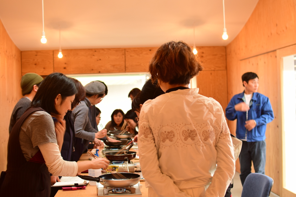 いりこワークショップで、いりこを焙煎中。