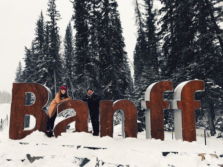 帶父母去旅行:查花與查花爸在Banff後面雪地裡拍照