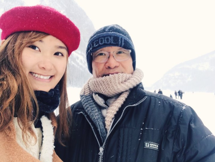 帶父母去旅行:查花與查花爸在雪地自拍