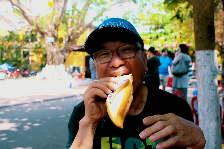 帶父母去旅行:查花爸開心的吃著麵包