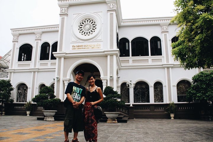 帶父母去旅行:查花跟查花爸在白色建築物前合照