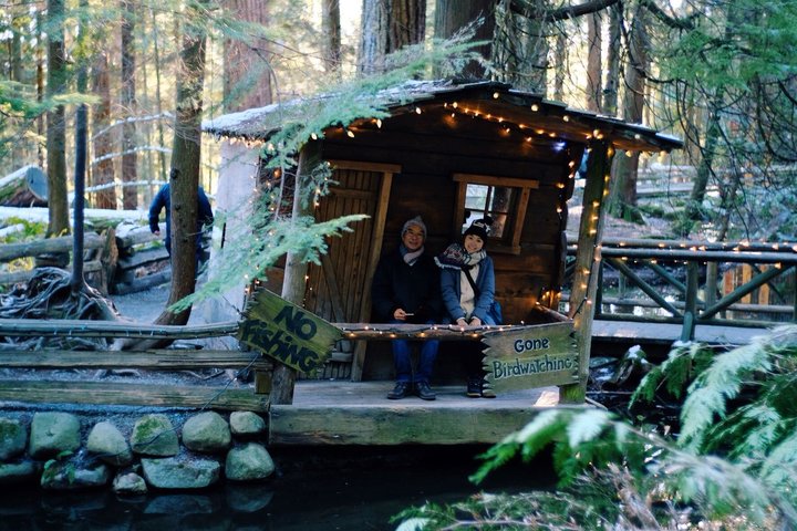 帶父母去旅行:查花跟查花爸在 no fishing 跟 gone birdwatching 的樹屋裡拍照