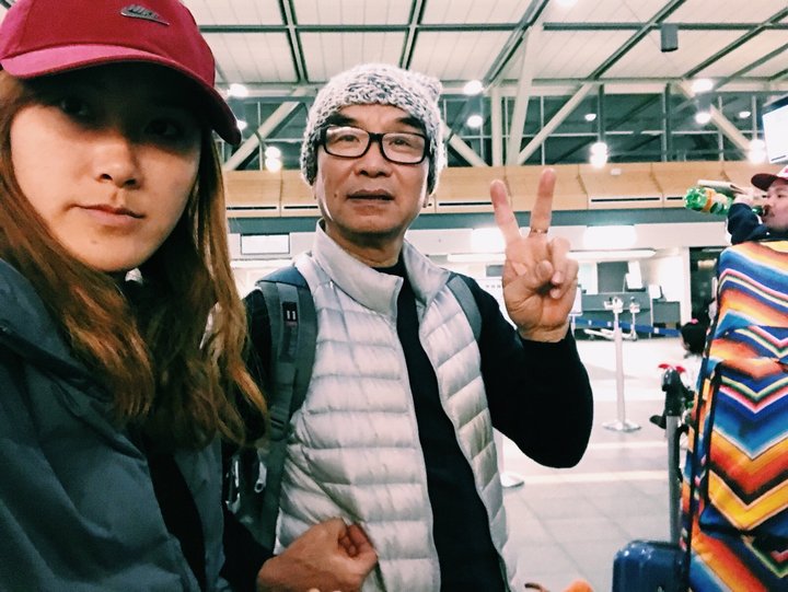 帶父母去旅行:查花跟查花爸在機場比YA拍照