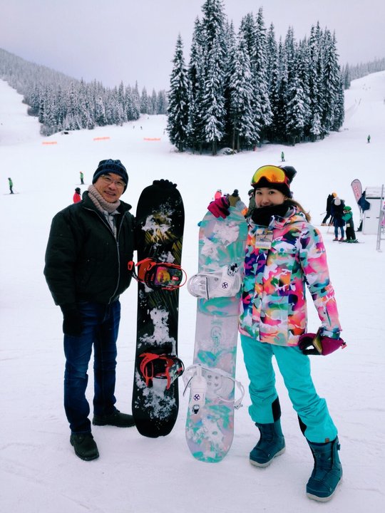 帶父母去旅行:查花與查花爸在滑雪場拿著雪板合照