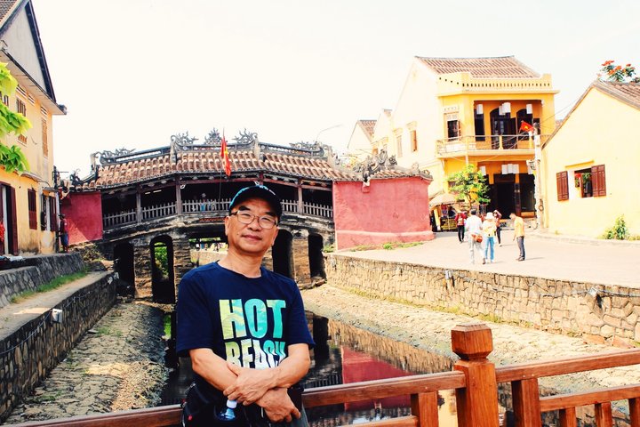 帶父母去旅行:查花爸在橋上拍照