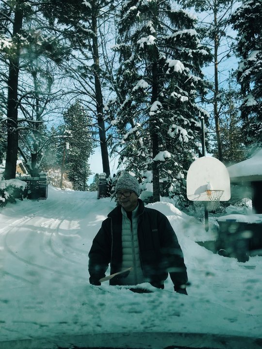 帶父母去旅行:查花爸在雪裡的車子前面