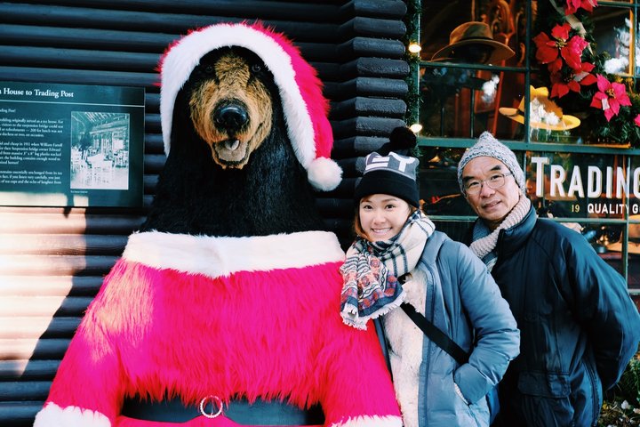 帶父母去旅行:查花與查花爸跟聖誕黑熊拍照