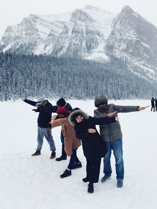 帶父母去旅行:五個人在雪地裡做出英雄動作