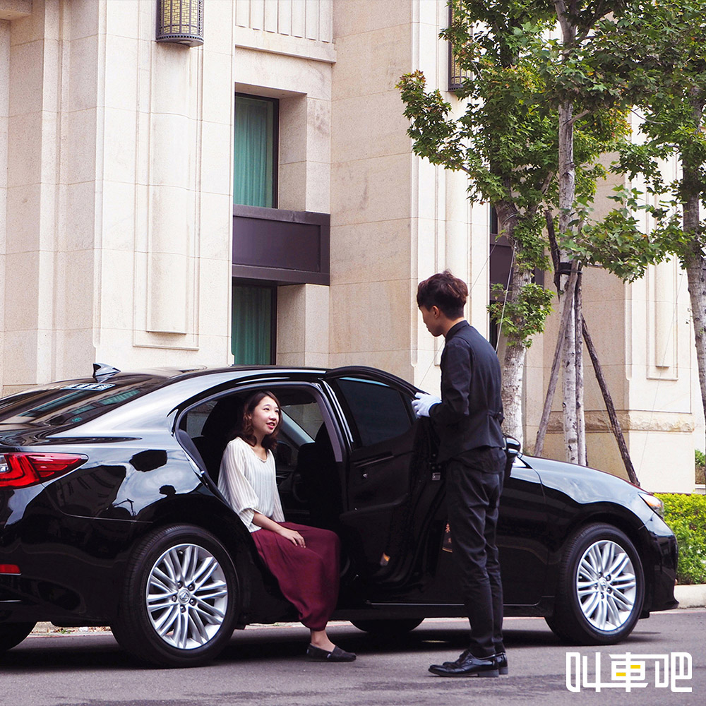叫車吧機場接送：司機服務開車門，少女優雅下車